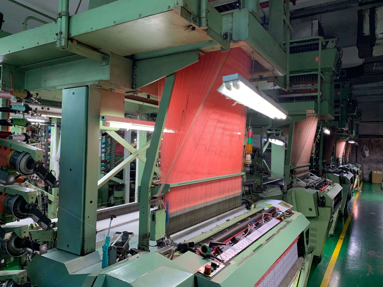 Industrial weaving machines producing labels