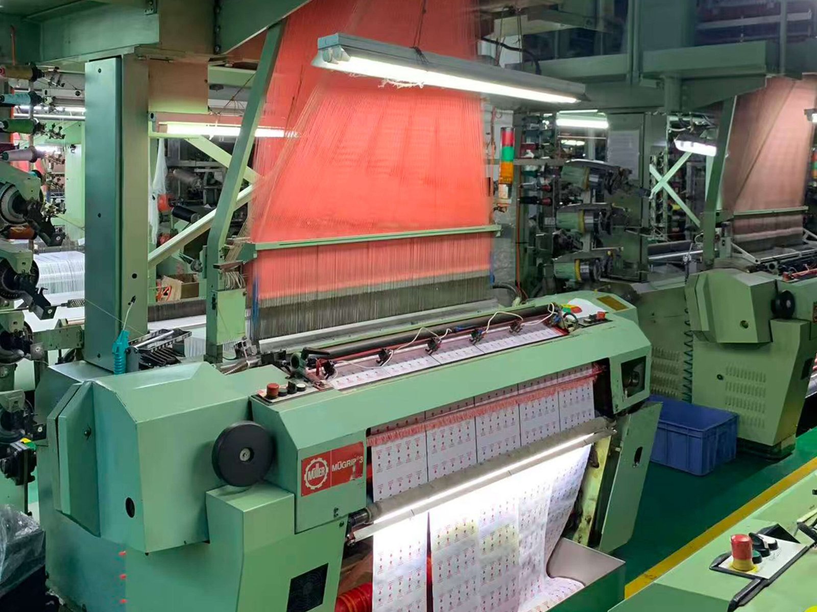 Industrial weaving machines producing labels