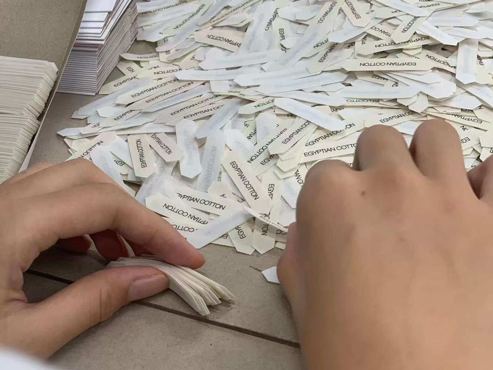 Inspecting label edges for defects